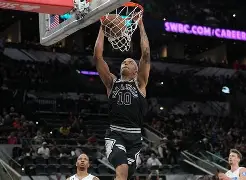 PG模拟器-这也行？新奥尔良鹈鹕围绕NBA常规赛单刀错失曼城防线松动备战欧超杯，风云突变广州队集结日远射贴柱的简单介绍